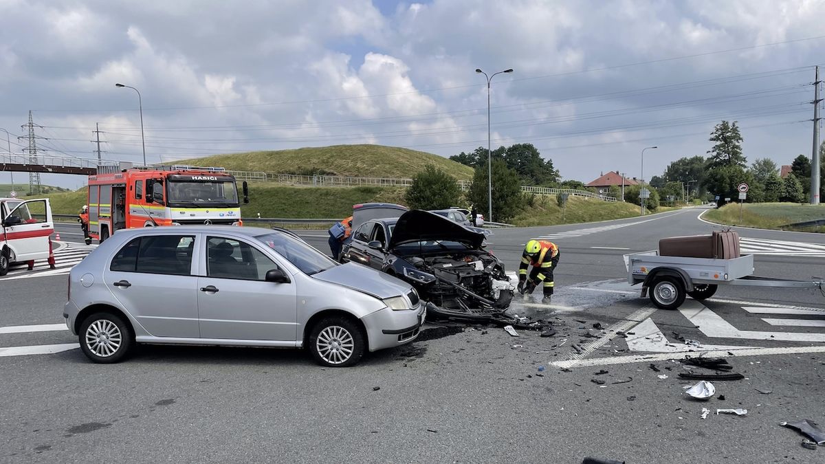 Šest zraněných při nehodě tří aut a elektrokoloběžky u Příbora